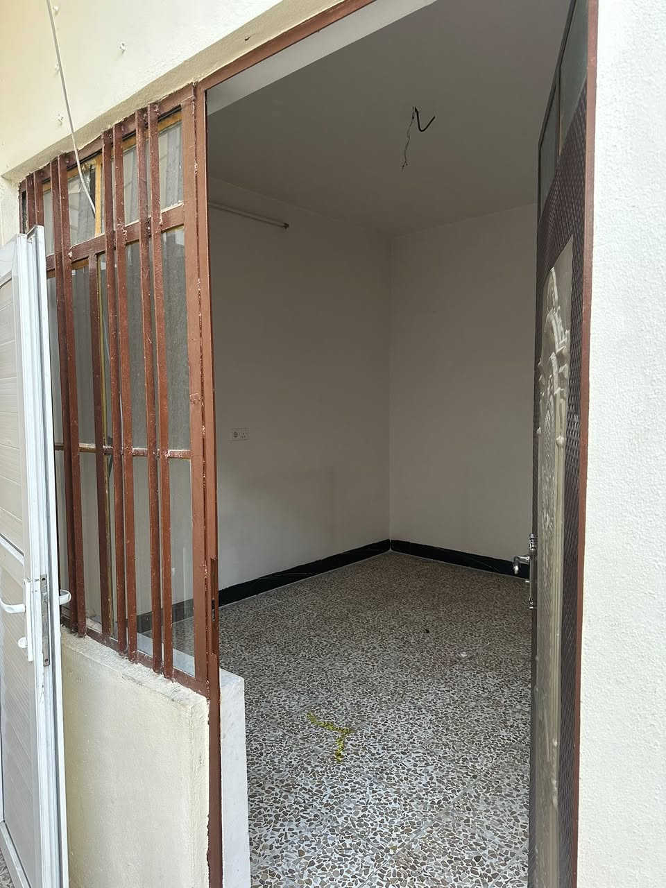 بيت للبيع في منطقه الاصلاح الزراعي  
سند طابو ملك صرف 
مساحه المنزل 75 متر بناء حديث 
بيه غرفتين كبار ومطبخ وحمام 

 للاستفسار
***********
