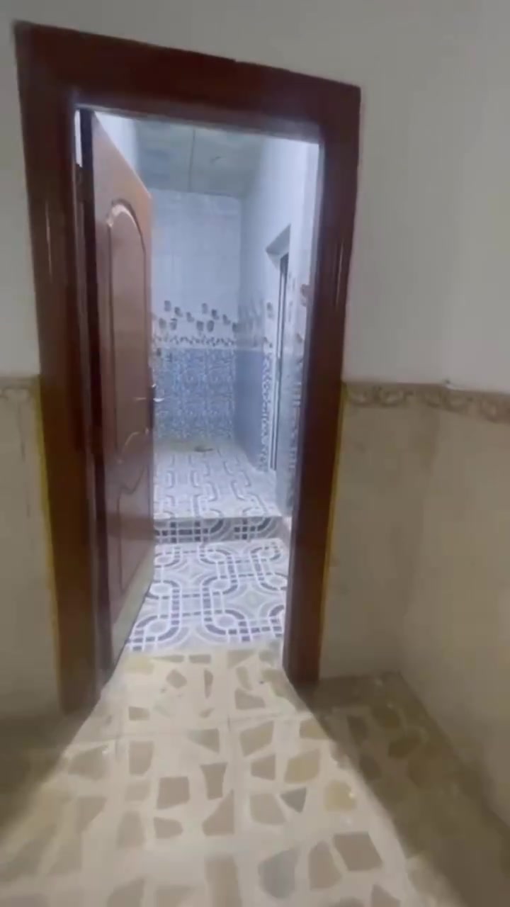 شقه للإيجار بحي الاصدقاء غرفتين
 وصاله كبيره ومطبخ وصحيات وسطح
 الايجار 450 الف شامل الكهرباء والماء
 للاستفسار : ***********
