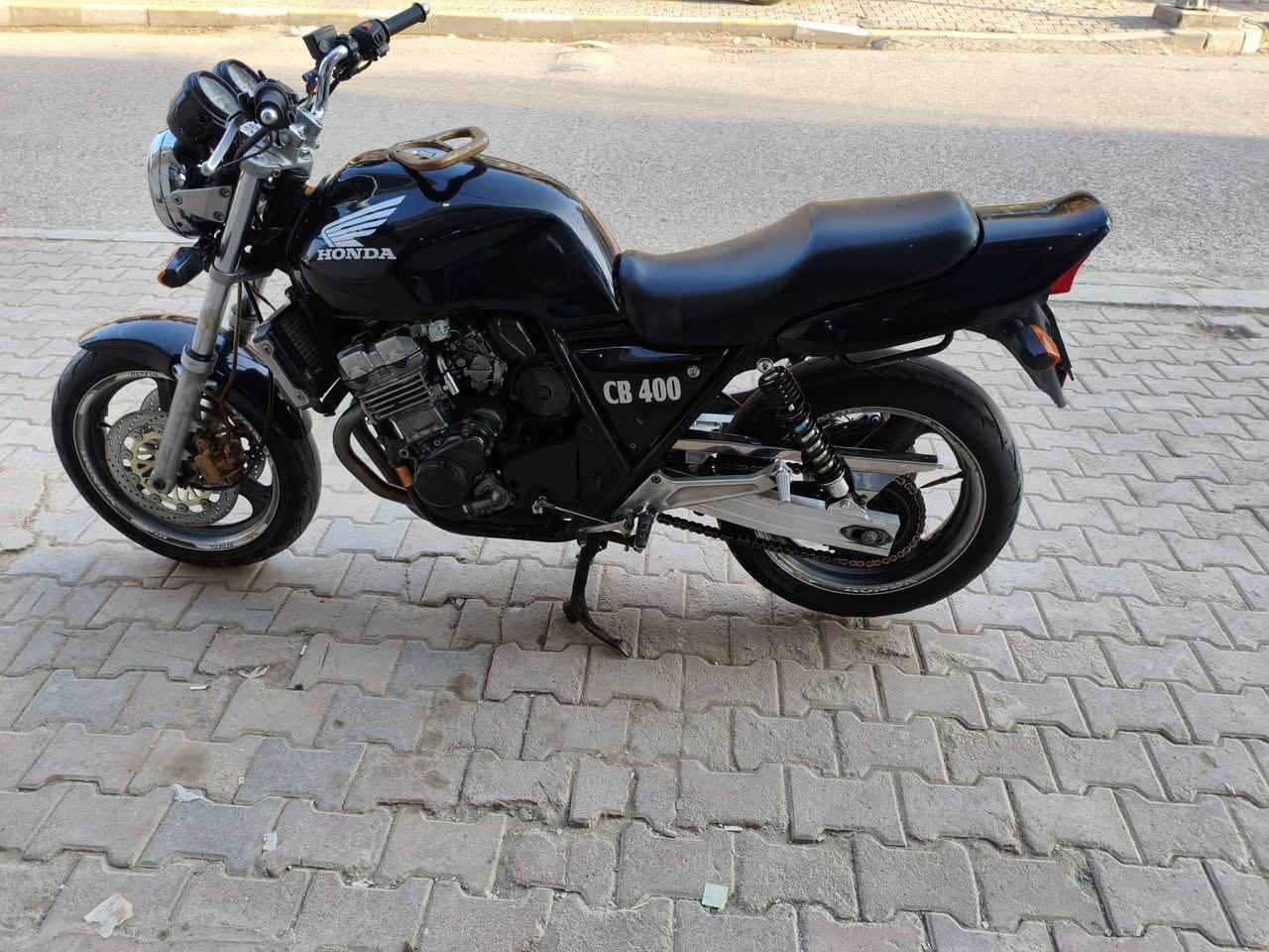 السلام عليكم CB400 جيل اول دراجه حلوه وميكنه نشطه تاكل الگاع 
مبدل بيهه شرگ ورنگات فقط 
تشغيله نگره بكل وقت 
اذا ملعوب بالمكينه ترجع لو بعد ١٠ سنين 
السعر مليون و٨٠٠ 
مكاني ميسان حي المعلمين الجديد 
غير متواجد ع الفيس 
***********
