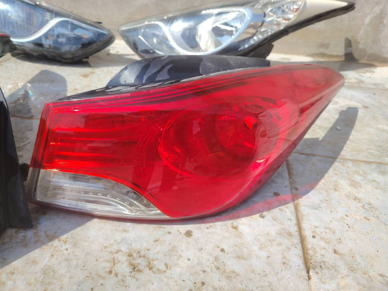 للبيع 
لايتات اصليات وبكلايتات  طخم مال انترا مظلع
رايدهم ١٢٥ الف وبيهم مجال
***********
