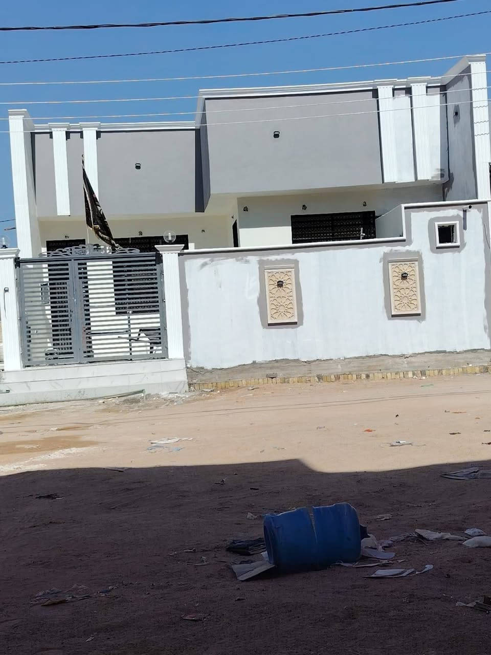 السلام عليكم 200 متر للبيع منطقه 53 العنوان حي النداء شارع عصابيه الميالي السعر 140 مليون بمجال ***********
