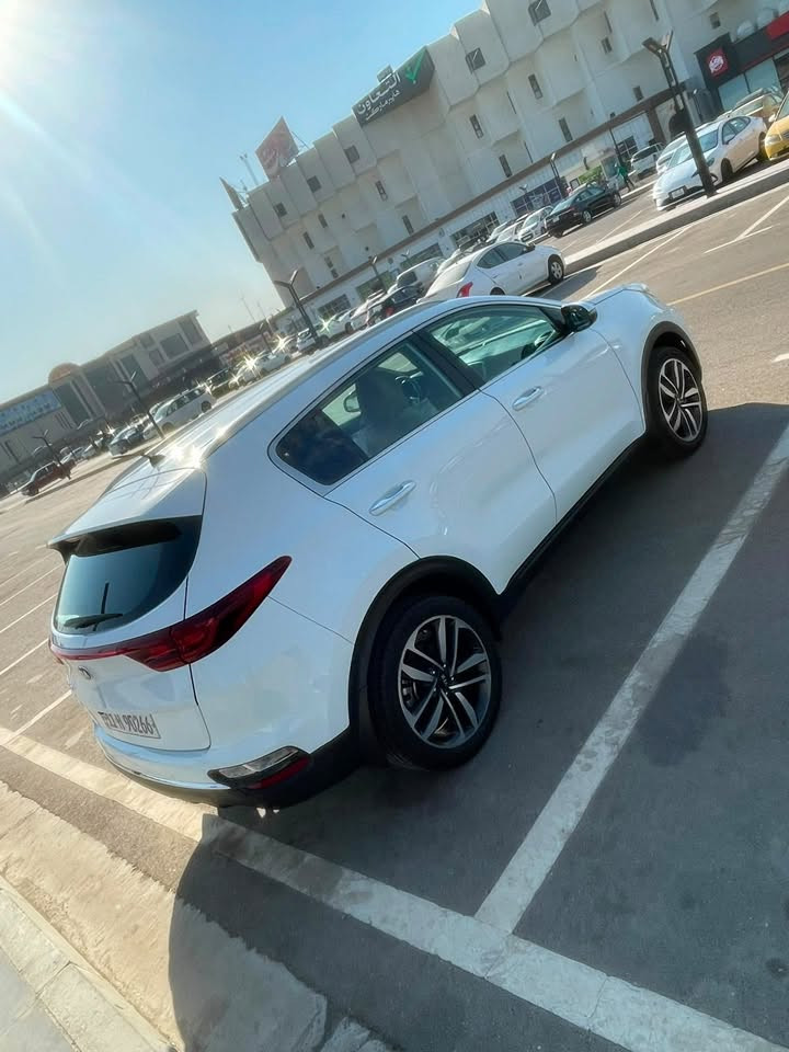 كيا سبورتج موديل ٢٠ خليجي بسمي كفاله عامه سياره كلها ع وضع الشركه ماشيه ٦٨ مكينه كير كله ع وضع الشركه سعرها ١٨٥ بسمي. 
***********
