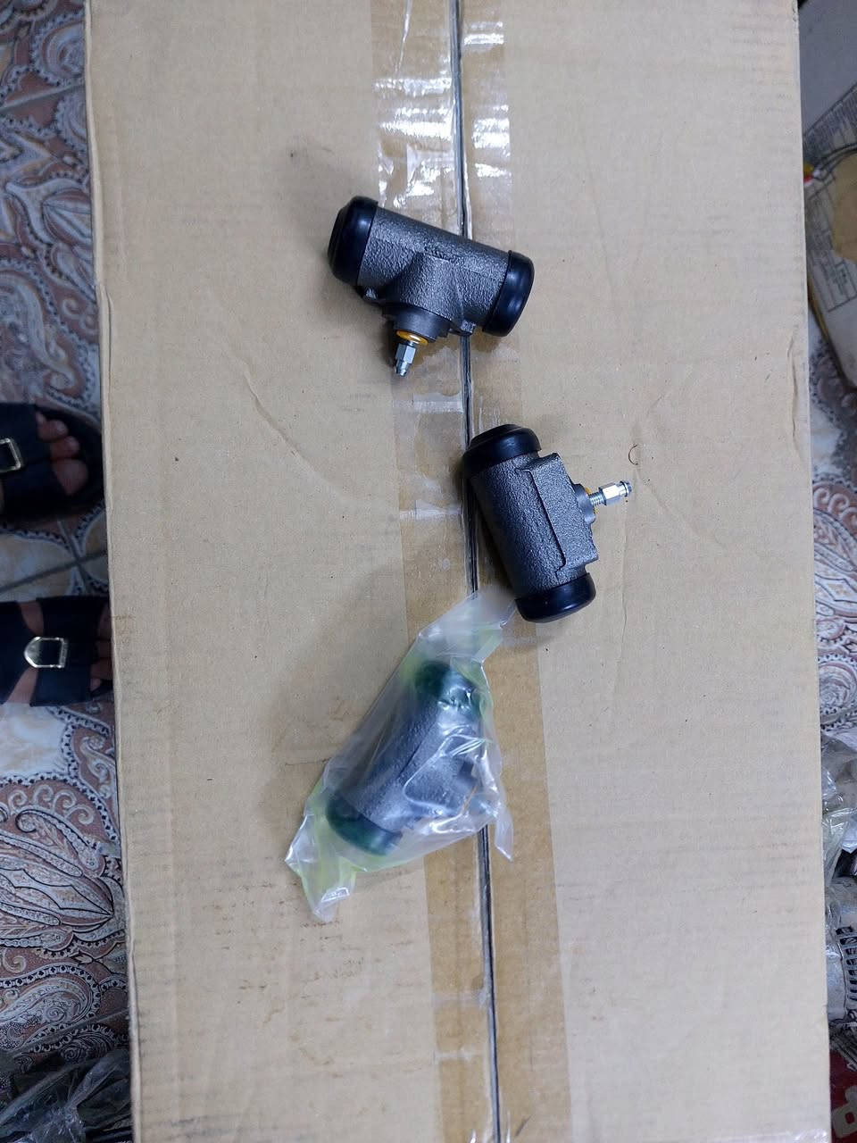 السلام عليكم.  عمبار بريك خلفي لسيارات كلايزر7راكب موديلات 91_95. سعر القطعة20الف.كما يوجد لدينا توصيل لجميع المحافظات وتساب او اتصال ***********
