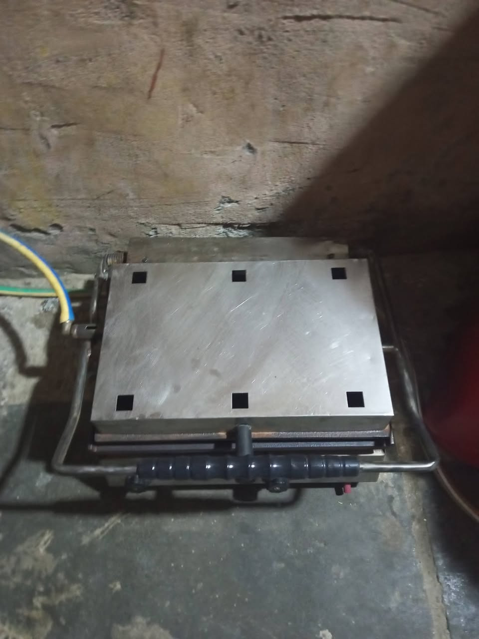 السلام عليكم متاح كابسه صاج الوزن الثقيل نقصها بس صونده ع الفحص شغاله سعرها 45 مكاني  بالحسينيه الراشديه رقمي ‏‪***********‬‏
