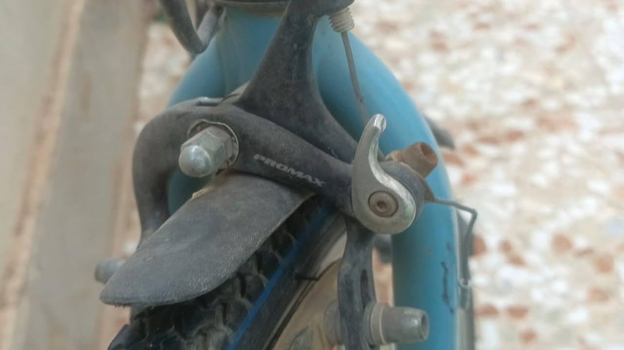 بايسكل ALTGE الياباني
الشركه المصنعه oTOM CORPORATION 

 بايسكل لون سمائي 

 يحتوي عله شخوط خفيفه بسبب انه كان مخزن 

نضافت الشه 85 %

صناعه ياباني 

الشه حديد مخفف بتك ايد تشيله 
 
وياله فضي مع تاير خلفي جديد
 
Tools 

ابيريكات من شركت pro mix 

مدعوم البايسكل من Shimono 

البايسكل من سبع غيارات 

Problems 

انو السرج مايتعلى لاكثر ولا اقل 

the price 

110 وبيه مجال 

مكان بغداد تقاطع درويش 
للاتصال 
***********
