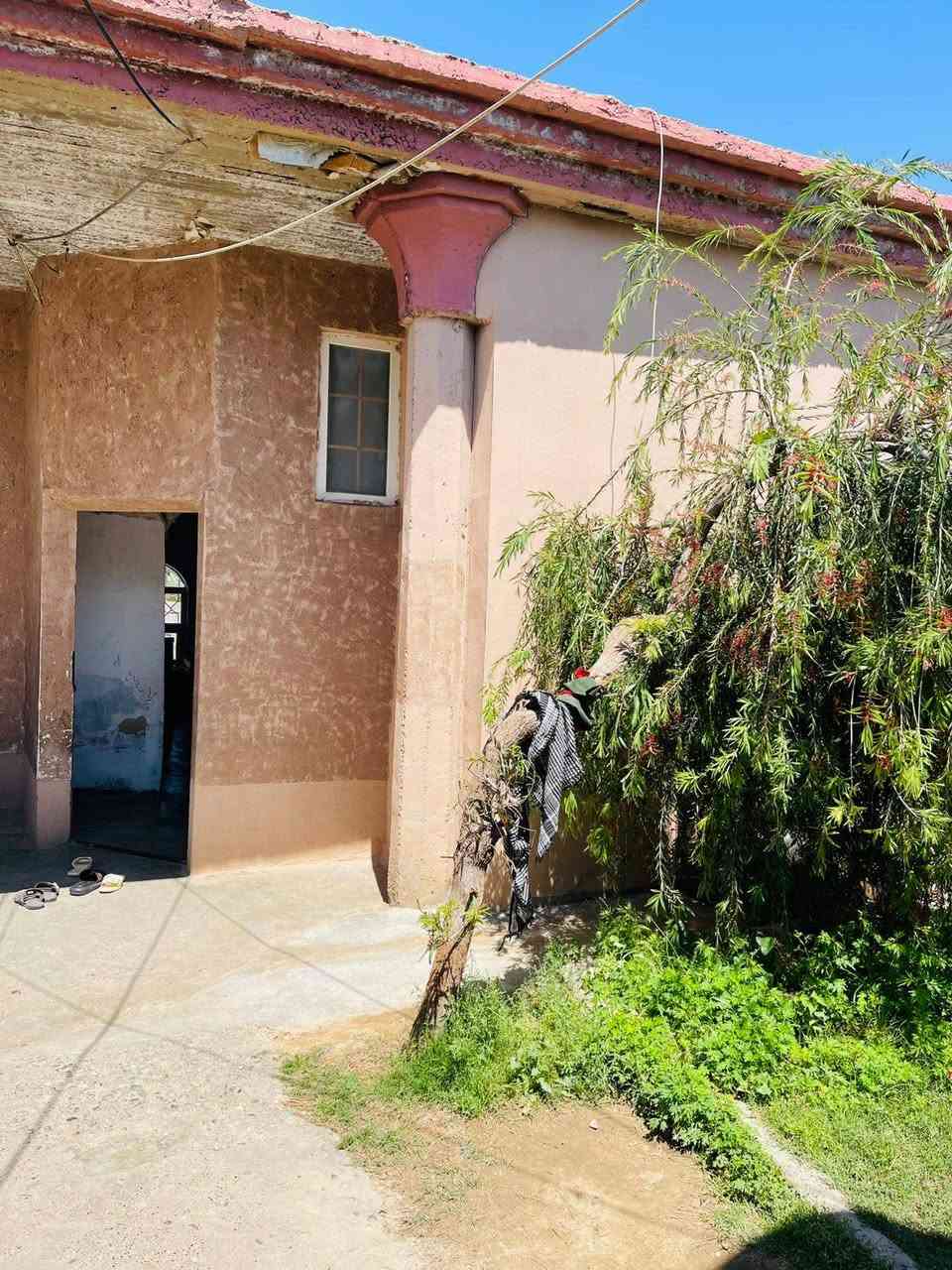السلام عليكم
بيت للبيع مجاور محكمة الزاب والسوك🏥🏤🏦 

مساحة الأرض 400م تقريبا💈 

يتكون من ٣ غرف داخلية + غرفه خارجية مع صحيات ⛲ 

ربعه خارجية 7///4 مع سقف و تغليف

صحيات شغل حديث

يم السوك يم المدرسة بيت مجهز و مرتب جاهز للسكن وحي الله الشراية

 وحياالله الشراية للأستفسار الأتصال *********** ويرهم مراوس ب قطعه عل حولي مع فرق
