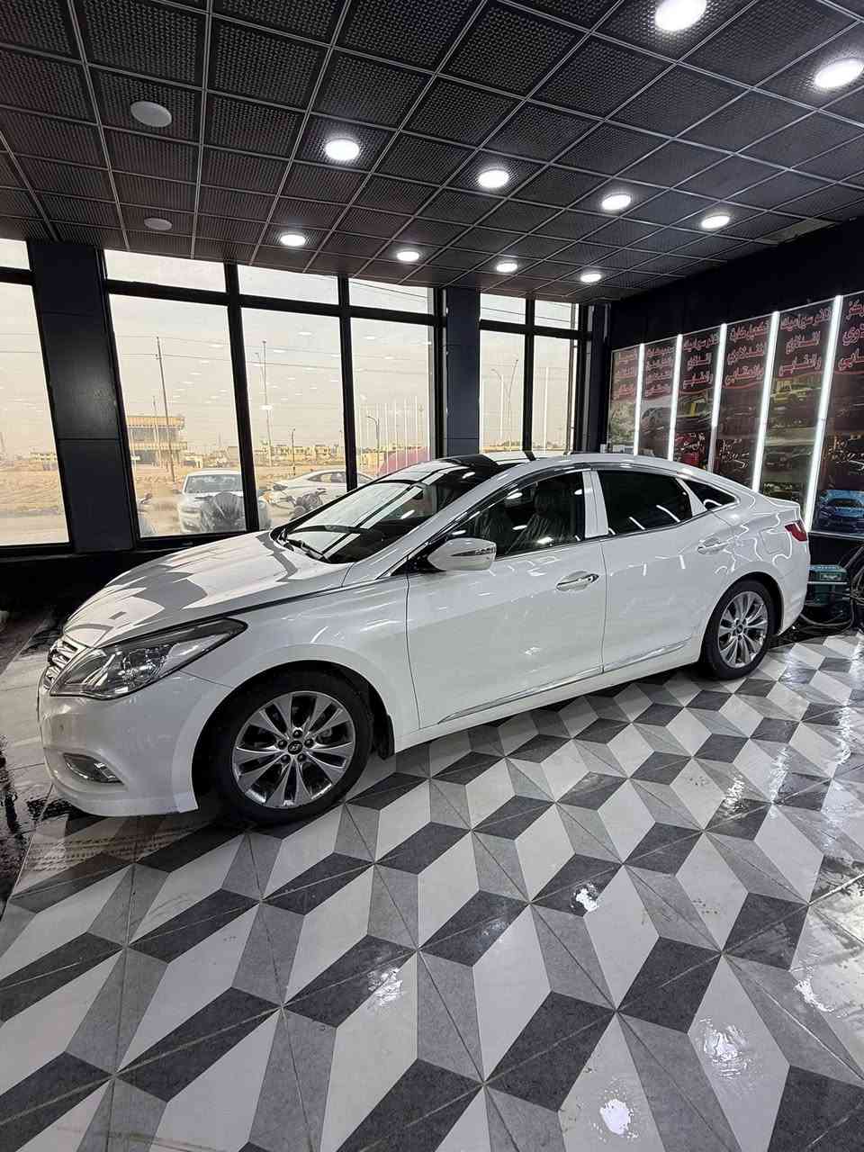 السلام عليكم هونداي ازيرة
موديل2012  VIP خليجي فول مواصفات ١/١ 
 المواصفات 
بردة خلفية كهرباء
بردات أبواب 
تحكمات ستيرن
بصمة تشغيل 
بصمه أبواب 
حساسات أماميه 
حساسات خلفيه 
داخل جوزي
بانوراما 
قطعتين تبريد
شاشة بلاديه 
كشنات جلد 
كشنات كهرباءVIP
اشاير بل مري
مري شفط
انارة محيطيه 
لايت زنون 
عدسات اوتو 
مانع تزحلق 
تخم تاير جديد صدر امامي خلفي جديد 
السيارة رقم بغداد مشروع وطني 
هزة وسنويه ورقم جديد بأسمي 
كفاله عامه 
العنوان:واسط الكوت 
السعر 130 وبيها مجال للطيبين 
رقم الهاتف:***********
