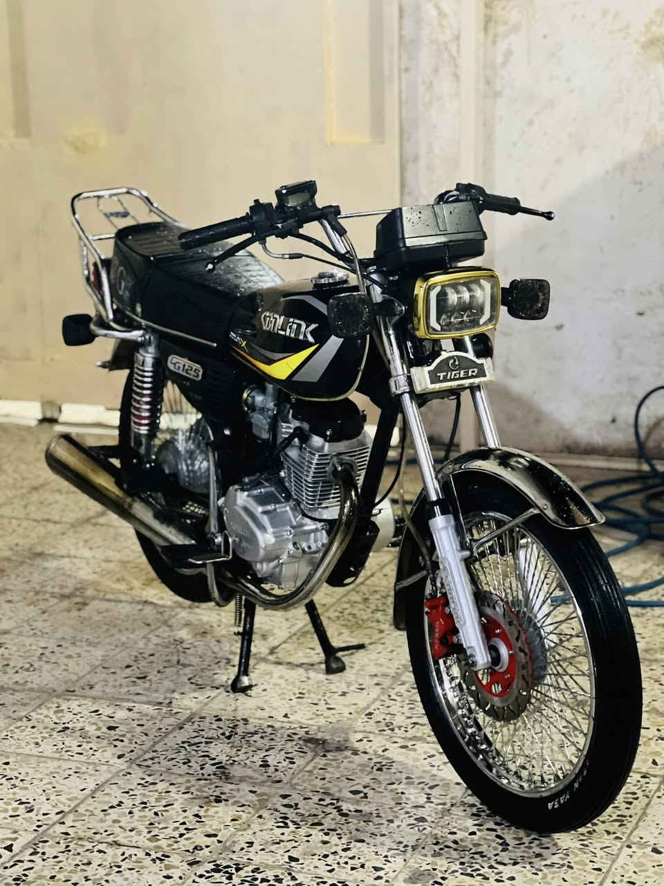 السلام عليكم دراجه ٢٣ مكينه بلاد تايكر محرك نضيف العنوان ديالى بلدروز السعر ٥٧٥وبي مجال الرقم ***********
