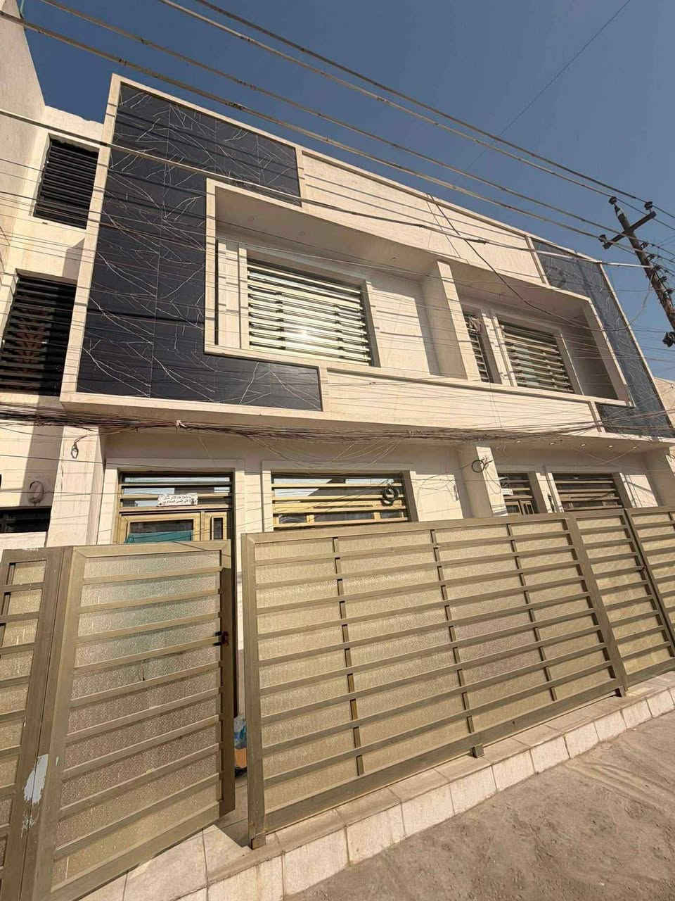 ٥٠ متر ٣ طوابق (٢ ونص + سطح)، ٣ غرف نوم و٣ حمامات  ومطبخ
بناء حديث

بالأمانة، محلة ٨٩١ زقاق ٥٤
للاستفسار ***********
واتساب
