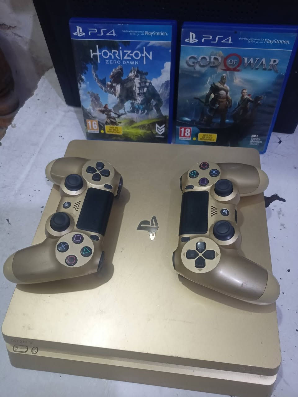 سلام عليكم بلي ستيشن فور نصف تيرة لون الذهبي جوستكات عدد 2مع أقراص عدد 2 السعر  225.  هذا رقمي *********** لشراي يتصل
