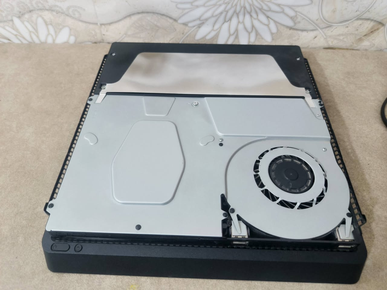 PS4 سلم نضافة
نضافة 97٪ مهكر نضام 12.50 

مع كارتونته الأصلية وثنين يدات تجارية 

والشاحنة الأصلية مع جهاز وحتى كتيباته 

جهاز لم يدخل تصليح ولم يفتح وفيه أربع ألعاب 

نوع تهكير قرص

السعر 300 ألف
***********
