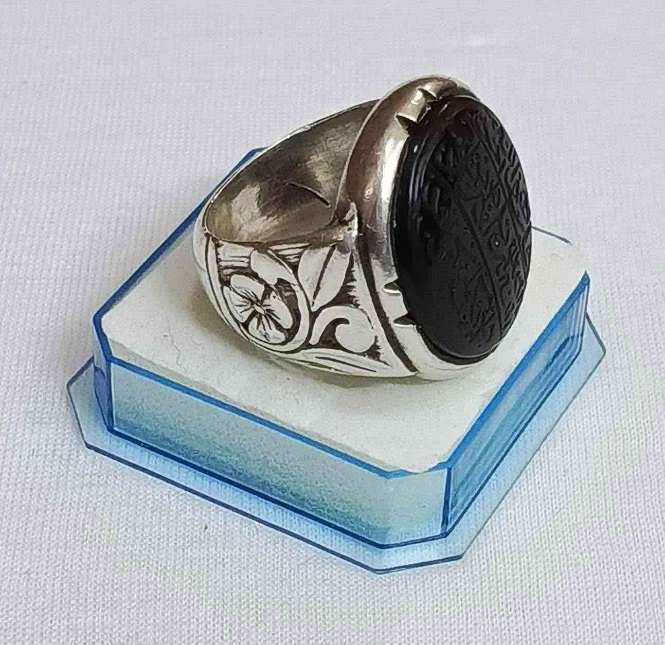 ‏خاتم العقيق اليماني شفة الخاتم قديم صياغة ثقيلة فضة 925 قياس الخاتم25
‏ السعر الخاتم110الف
‏توصيل جميع المحافظات5الف
‏*********** بغداد, العراق
