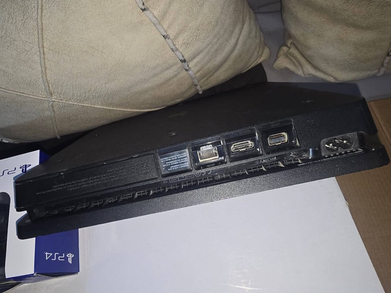 للبيع بليات ثنين بلي فور سلم مهكر كل الالعاب القوية منزلة بيع مستعجل الواحد ٢٧٥ وياهن كارتونه وملحقات كامله يدات ثنين للاستفسار *********** او على الخاص وتساب موجود
