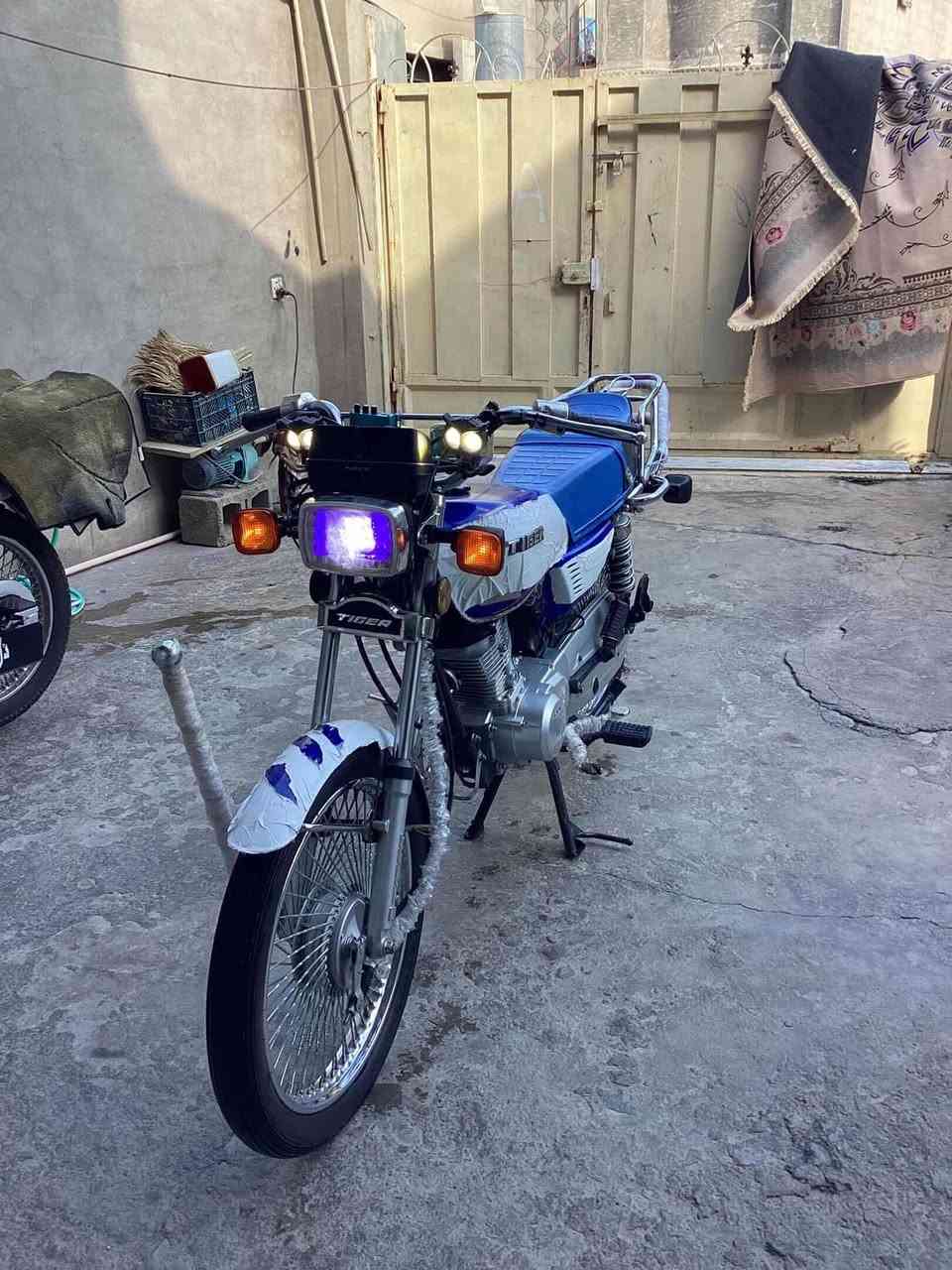 السلام عليكم دراجه للبيع تايكر 2023 دراجه كله بلاد برقي ما مبدل بيه دراجه نايمه محرك كبس لاصوت ولا صرف ولا بخار كهربيات كله شغال نشرات كامل شغل دراجه كل عيب ما بيه سعر 550 بي مجال شي بصيط شراي اتصل عل رقم *********** مكاني حي حجاج
