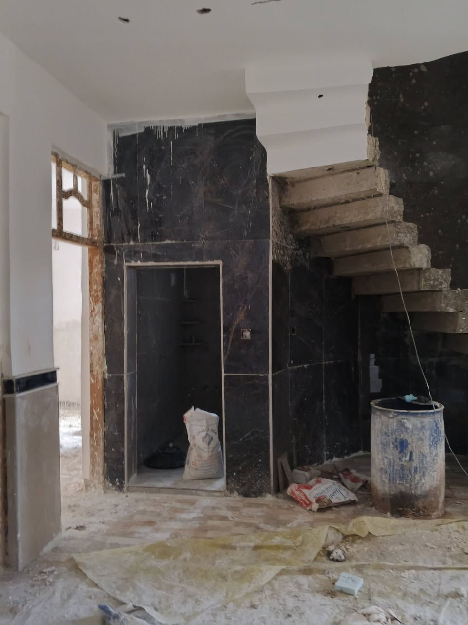 خلفه سيراميك متفرغ حالين شغل تتريس عل متر او بل يوميه وكباله ***********
