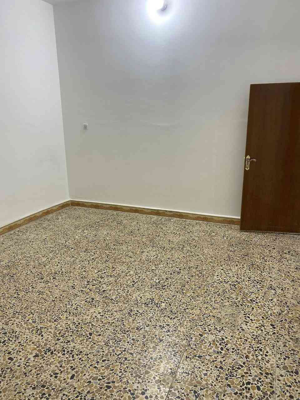 دار للايجار طابق ارضي 200 متر في الكوت الجديده اول بيت علا شارع الاقواس ***********
