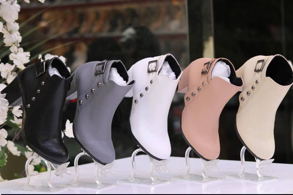 معرض الرواق يقدم لكم كل ما هو مميز 🔥👇🏻

#كعب_نسائي_كوالتي_عالي_

#السعر__٧__الف

بوت كعب مربع طبي  كوالتي عالي ♥️

بوت كعب نسائي كوالتي عالي مميز وأنيق
القياسات ٣٨-٣٩-٤٠

للحجز_وللاستفسار_مراسلة_البيج_او_واتساب
*********** 📞
*********** 📞

#توجد_خدمة_توصيل

#العنوان_كوت_شارع_الهوره_مجمع_الروان
#ليس_لدينا_فرع_اخر

كوت عناية_بالبشرة اكسبلور الرواق دهل اوران, واسط
