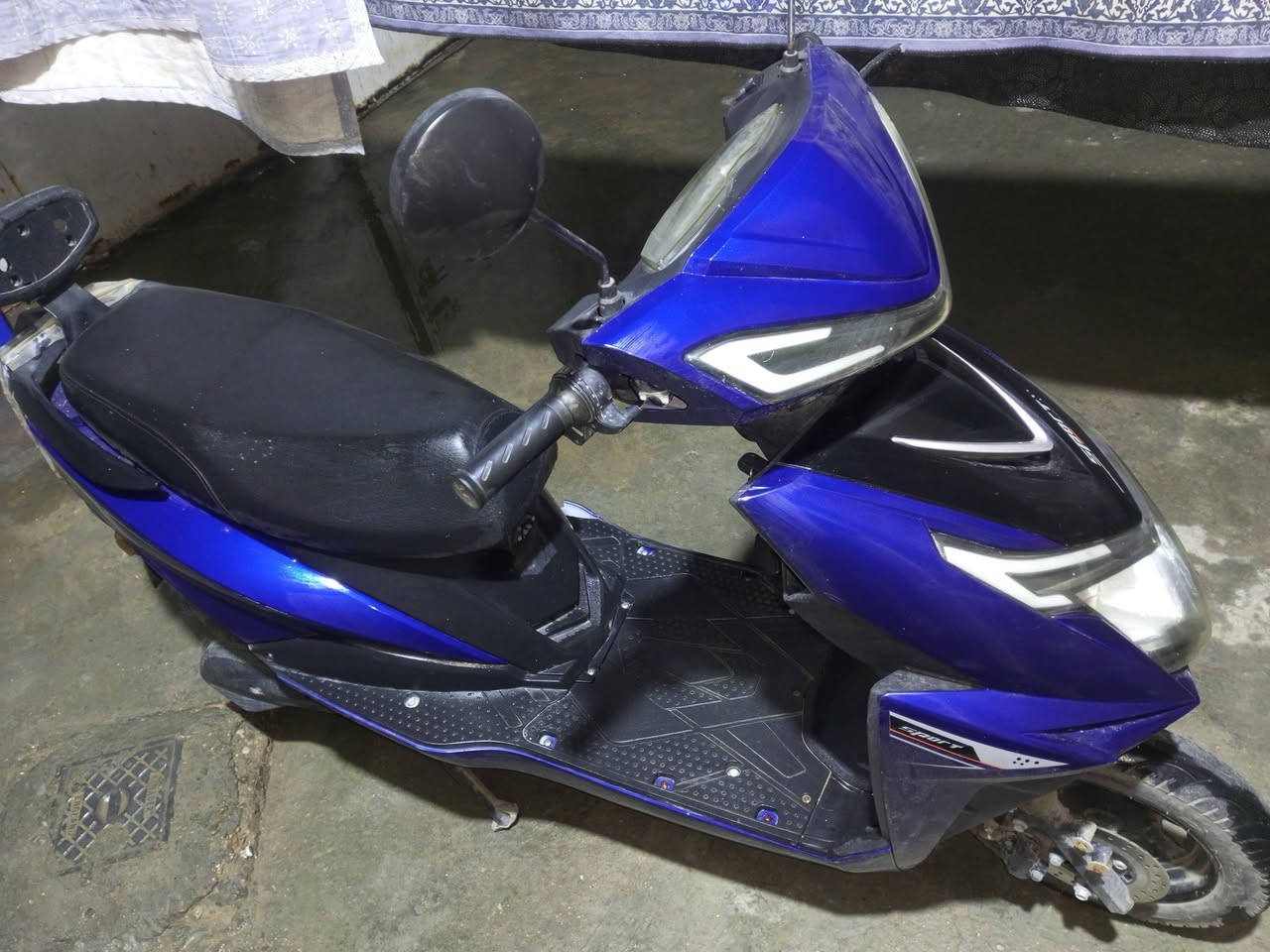 السلام عليكم... موطور شحن سبورت بطارياته شغالات نضيف استخدام 5اشهر فقط الضرر الي بي بس الصفاحيه مالته متهشمه ول ابريك الامامي ميشتغل رايده 350وبي مجال لل استفسار رايل الصفحه او ع رقم ***********
