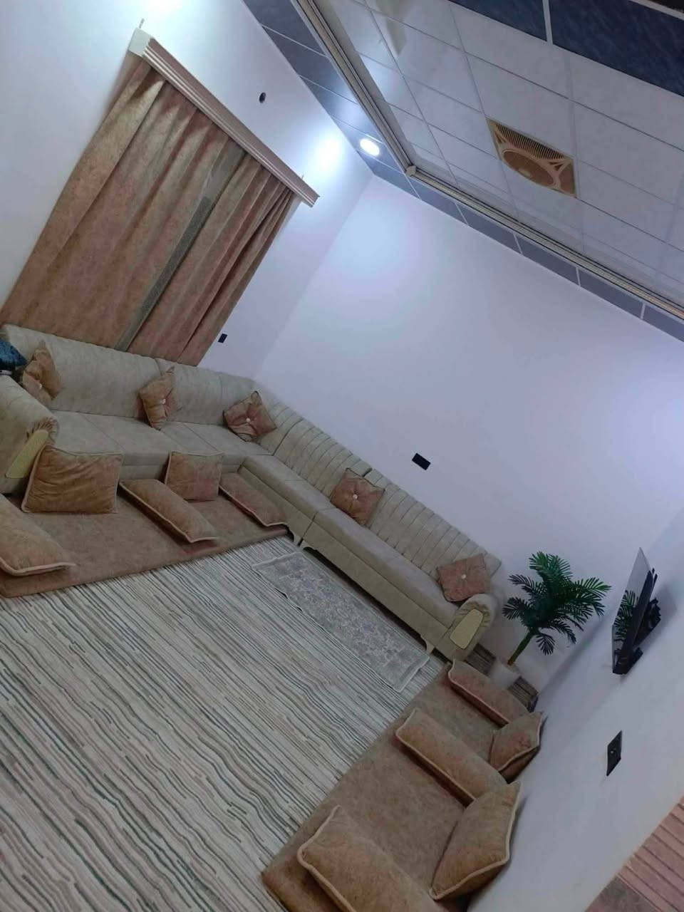 السلام عليكم
يوجد بيت للبيع في حي الاطباء الفرع الثاني 

خدمات كامله

 

بناء حديث وخريطه حديثه نظام مناور 

مساحه 250 متر وهاذا خارجو وموجود فديو من داخل البيت 

#ملاحظه بي طاقه شمسيه 8 نهاري و6 ليلي 

والكاونتر هم وياا البيت  هديه

واذا الأثاث كامله كلشي وسعرو هم يرهم مع البيت

***********

للأستفسار اكثر
