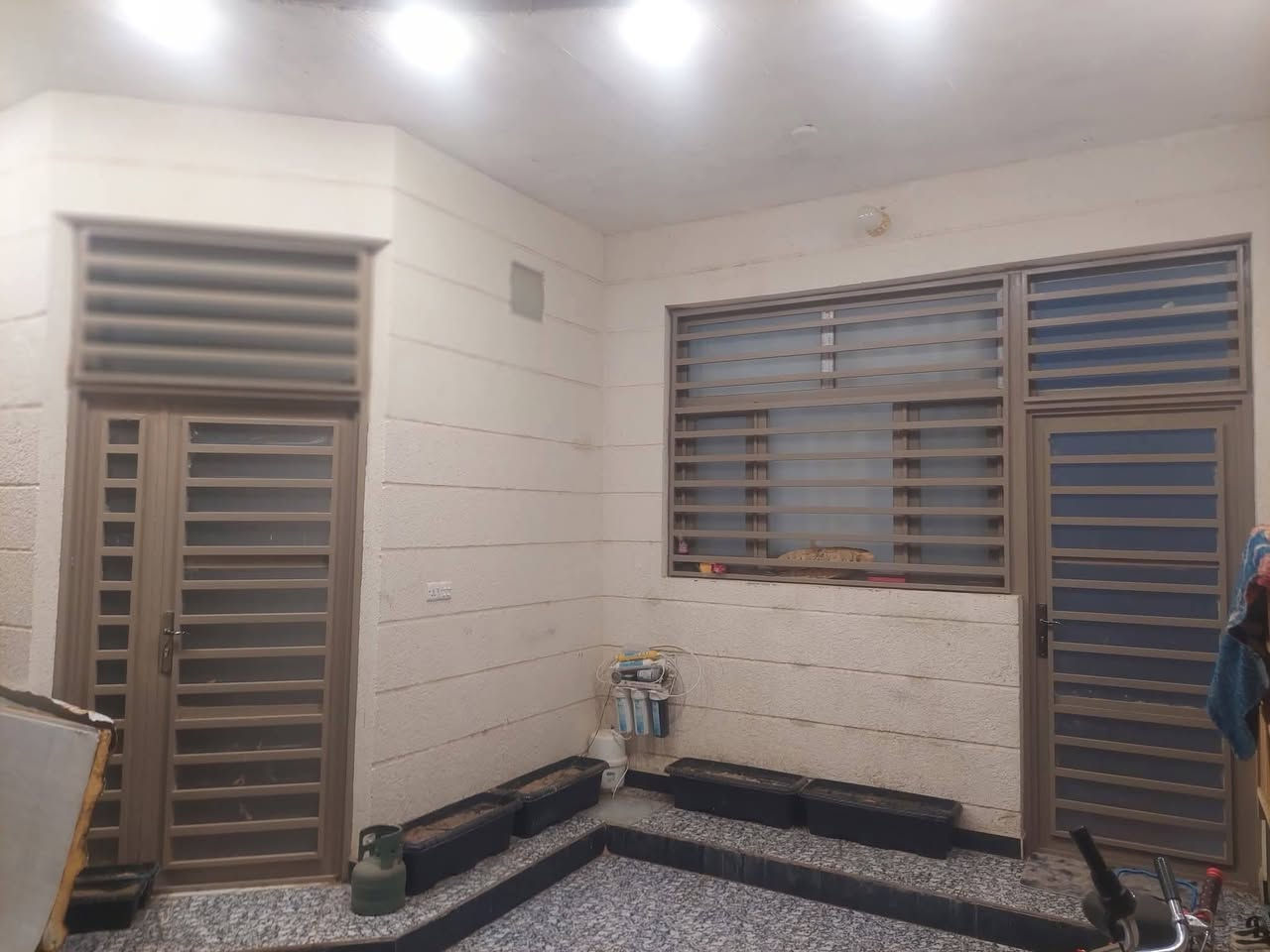 🏡دار للــبــــيـــع حـي الجمعـــيات منطقــــة               حجي حســــن  الأولى المسيجـــه
دار للبيع الجمعيات منطقة الحاج حسن الأولى لمسيجة  🛑 قــــرب الفلا    🏰       🛑

        

🏠المساحه (200)متر10x20يتكون الطابق الارضي 🏠

         🔥موقع ممتاز جدا  شارع10🔥

  🏘️غرفتين نوم 5×4وربع_صاله 9ونص .                 استقبال 4×6بيتونه_  🏘️

مناور عدد 2.       متر ونص في 3

        🏘️مطبخ 5ونص ×3ونص +حار متر ونص 🏘️  🏘️

        🚽صحيات داخليه 2ونص×3 

        🛁 صحيات خارجية 1ونص

     🛑للاستفسار مراسلةعلى واتساب

        (📲*********** اتصال او واتساب 

 علما يسلم الدار  خلال  فترة عشرة ايام. 
السعر 130وبي مجال
