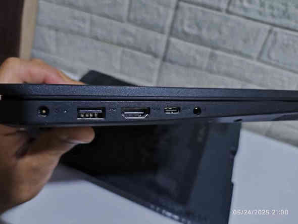 لابتوب العاب متوسطة 

بسعر 450 الف او مراوس بكيس مقارب للسعر 

لابتوب ختمت عليه Elden Ring ولعبت Resident Evil 4 Remake بدقة 720 Low 

 و Hollow knight و Cuphead بدقة 1080 ,60fps
تشغل العاب متوسطة وخفيفة بسلاسة وبعض الالعاب القوية 
تشغل Gta V

مواصفاته 

لابتوب Lenovo 
نظام Windows 11
DirectX 12
المعالج - I5 1135G7
كرت الشاشة - Nvidia GeForce Mx350 
الرام - 16gb (8×2) 3200
الشاشة - 15.7 Full Hd 1080×1920
الذاكرة - 512 Ssd 
شاحنة سريعة 65 واط 
بطارية تدوم ساعتين ونص او 3 ساعات تصفح ويمكن اكثر حسب استخدامك

بالاضافة لستاند ومروحة وياه تنربط USB 

التواصل عل خاص او الاتصال على الرقم 
***********
*********** البصرة
