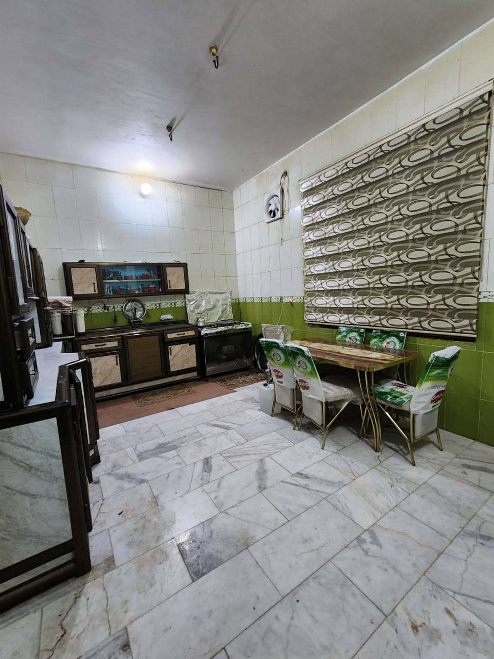 بيت اللبيع  ٢٠٠ متر
حي جهاد شارع مركز شباب على الشارع العام بناء حديث طابقين 
طابق لاول 
ستقبال وهول وصاله ومطبخ وغرفه ومجموعه صحيه
طابق ثاني ٤ غرف نوم وصاله ومخزن ومجموعه صحيه 
للستفسار اتصال ***********

