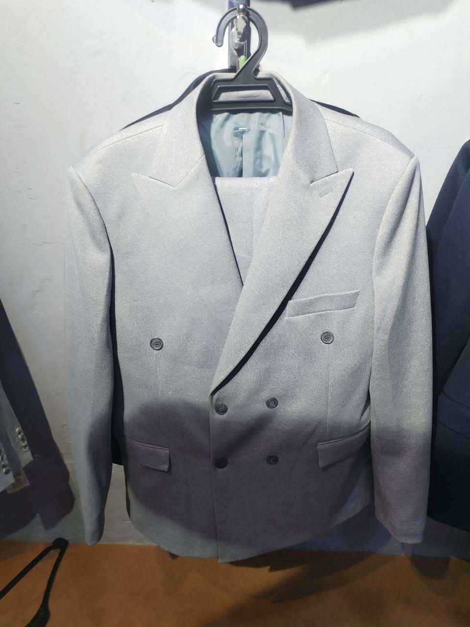 متوفر قوط العرسان ولطلاب التخرج جميع القياسات والاوان اليجار و للبيع كلو ما ملبوس يعني جديد العنوان القيصريه القديمه مجاور دكتوره وفاء (ازياء ماهر المرسومي) او هاذه رقمي الستفسار ***********
