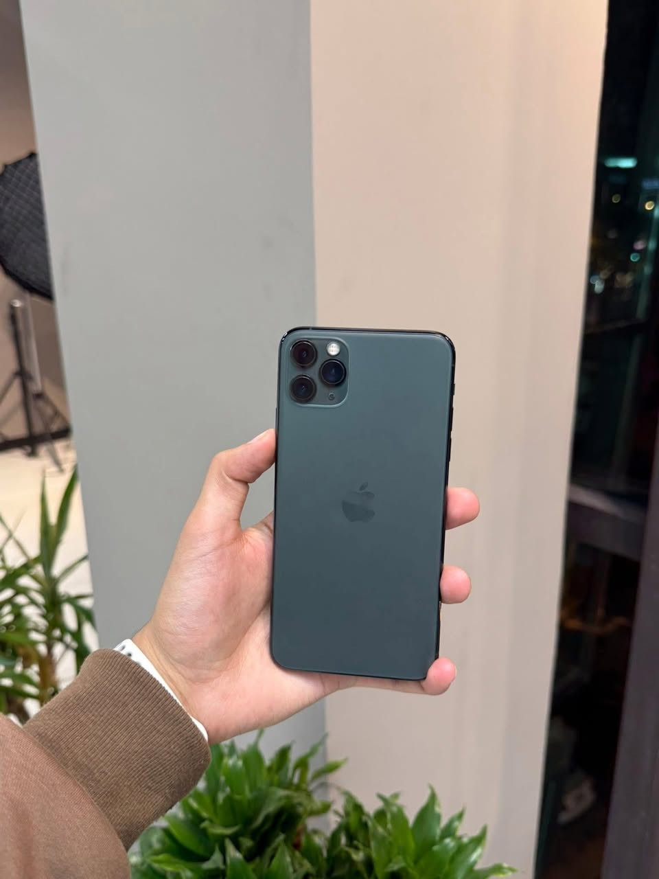 ايفون 11برو ماكس.    كفاله  ذاكره 256 بطاريه 95  الجهاز بلادي كامل ملحقات ما عده الشاحن  الجهاز ما مفتوح كفاله كفاله:العنوان. البصرة قرب جسر الكزيزه  السعر. 400 وبي مجال ***********
