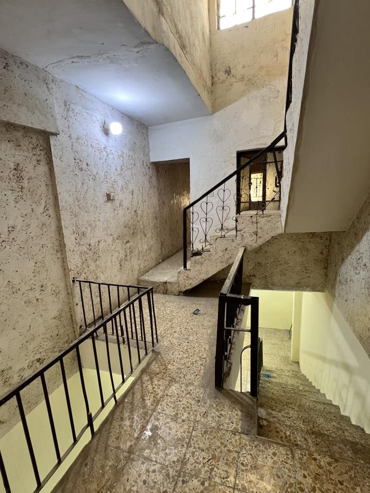 سلام عليكم
بيت للأيجار طابقين مكون من ثلاث غرف وصاله وحولي وومطبخ وكافة الخدمات 
نظيف جدأ
الشعب خلف مستشفى الزهراء
***********
