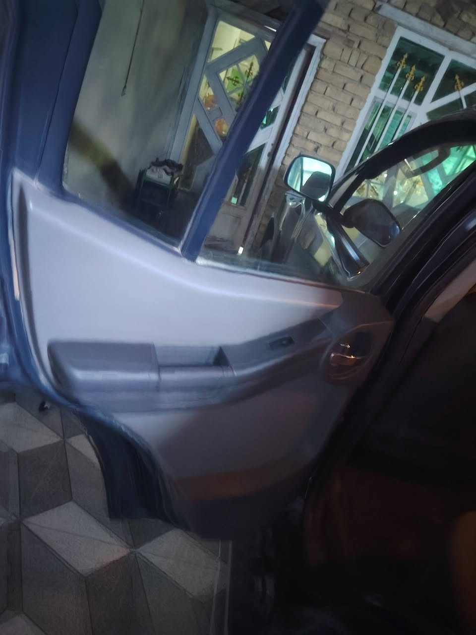 السلام عليكم نيسان اكستيرا ٢٠١٢ وارد أمريكي بيها الجاملغ الأمامي الأيمن حادث من امريكا والباقي مكفوله كفاله عامه ماشيه ١٢٧ الف السياره جديده بمعنى الكلمه فورويل رقم واسط السعر ٩٠ ورقه وبيها مجال
***********
***********
