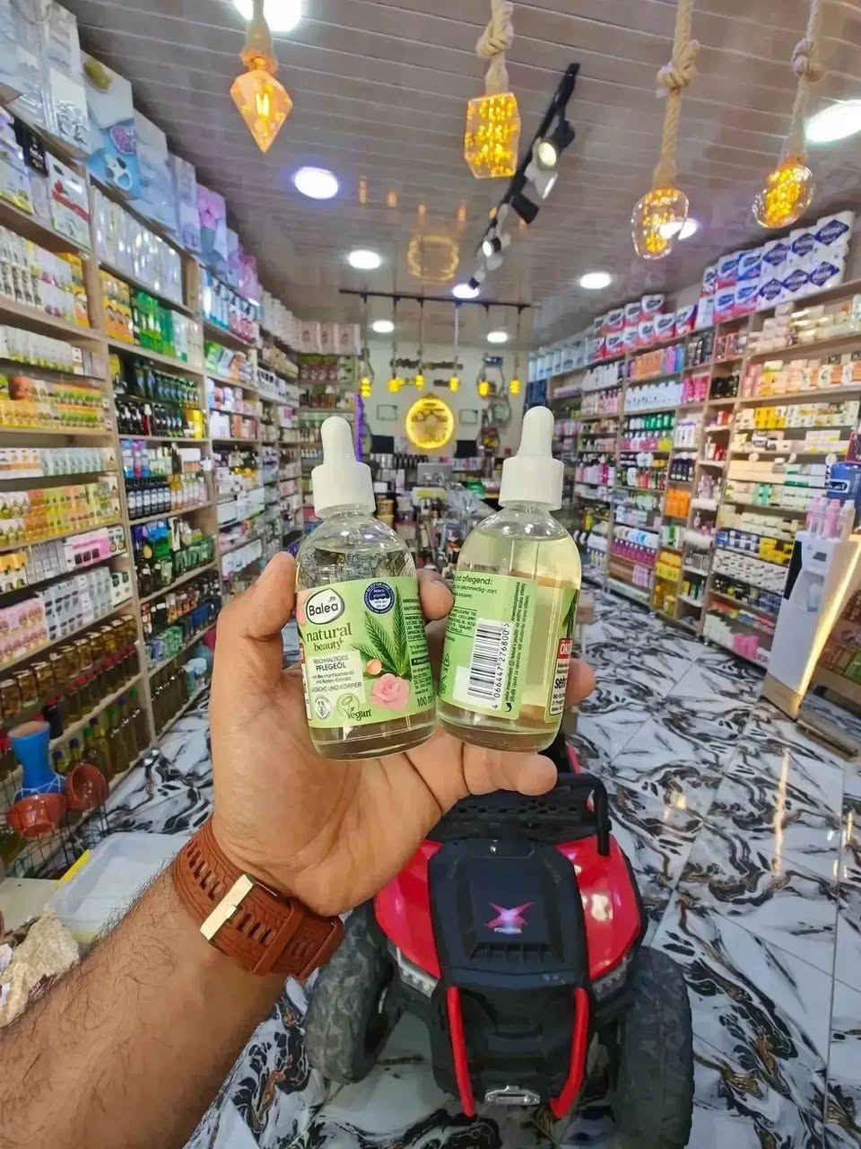 👑 مملكة مريم للمكملات غذائية و زيوت طبيعة  👑
😍#زيتBalea_Natural_Beauty🤩
وهو زيت للعناية بالوجه والجسم. 
يحتوي على زيت بذور القنب العضوي ومستخلص الورد.
يعمل على ترطيب البشرة وجعلها ناعمة ومرنة.
مناسب للاستخدام اليومي أو كزيت تدليك.
تركيبته نباتية 100% وخالية من المواد البلاستيكية الدقيقة والبوليمرات الاصطناعية
#فوائده
1️⃣#ترطيب_عميق: يوفر
✅ ترطيبًا مكثفًا للبشرة الجافة والمتعبة،
✅ويساعد في الحفاظ على رطوبة البشرة لفترات طويلة دون ترك ملمس دهني 
2️⃣#مكافحة_علامات_الشيخوخة: 
✅غني بمضادات الأكسدة مثل فيتامين E والبوليفينولات، 
✅التي تحمي البشرة من الجذور الحرة 
✅وتقلل من ظهور التجاعيد والخطوط الدقيقة، 
✅كما يعزز إنتاج الكولاجين [6، 12].
3️⃣#تهدئة_البشرة_الحساسة: 
✅يمتلك خصائص مضادة للالتهاب
✅ تساعد في تهدئة الاحمرار والتهيج، 
✅مما يجعله مناسبًا للبشرة الحساسة 
4️⃣#تحسين_مظهر_البشرة: 
✅يساهم في توحيد لون البشرة
✅ وتقليل التصبغات،
✅ويمنحها إشراقة ونضارة طبيعية 
5️⃣#للشعر:
✅تغذية وتقوية: يساعد في تغذية وتقوية بصيلات الشعر، 
✅مما يقلل من تساقط الشعر ويعزز نموه الصحي.
✅تقليل التقصف والتلف: يقلل من تقصف الأطراف ويحمي الشعر من التلف الناتج عن التصفيف الحراري والصبغات الكيميائية.
6️⃣#إضفاء_لمعان:
 ✅يمنح الشعر لمعانًا طبيعيًا وملمسًا حريريًا دون أن يجعله دهنيًا 
#توفر التوصيل لجميع الولايات 
#لطلب الاستفسار رسلونا على الخاص او


**إذا كنت صاحب هذا الإعلان وتريد حذفه لأي سبب، رجاءا أرسل رسالة إلى الدعم الفني**