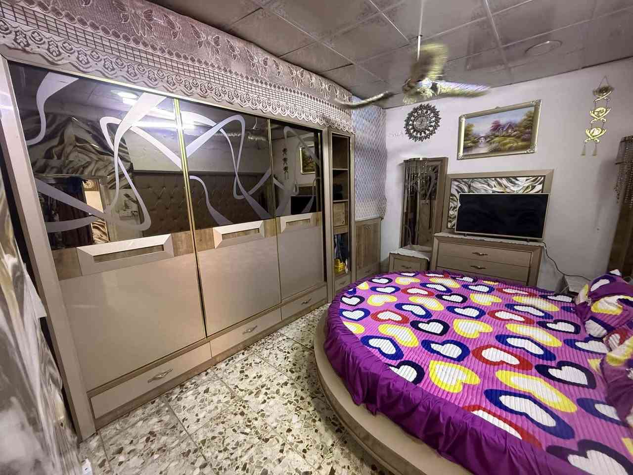 ***********
شراس يراسلني واتساب 
غرفه جديده ثكيله ١١ قطعه + الدوشك سعر مناسب 
العنوان الزعفرانيه عمارات سعيده
