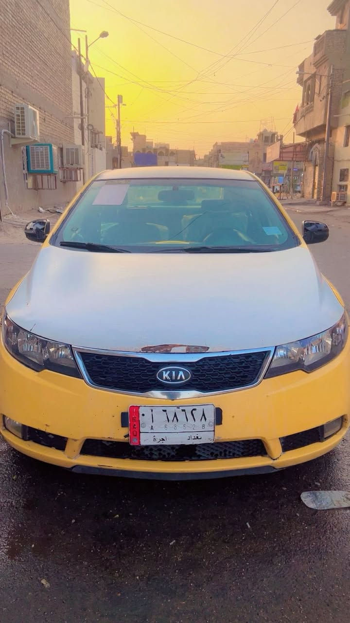 السلام عليكم
سياره فورتي  2011 
كندي ضربتها بنيد  والباب الوره فقط 
مكينه جديده هيه وتفرهاتها 
منضومه تبريد كامله جديده 
منضومه ماء كامله
شواصي + لغود كفاله
السياره جاهزه منً كل النواحي 
بغداد مدينه الصدر 
السعر ٨١
***********
