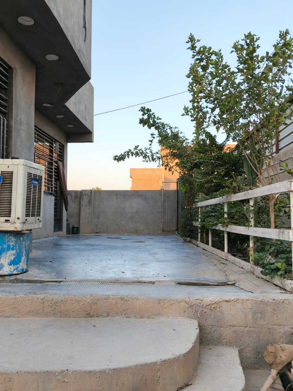 ​🏡 بيت مميز للبيع - بمساحة إجمالية واسعة وموقع ممتاز 🏡
المساحة الكلية للأرض: 550 متر مربع. عقد 35 قابل للتطويب حسب قرار رئاسة الوزارء الجديد .
مساحة البناء (البيت): 180 متر مربع.
​🔹 تفاصيل وتقسيم البيت الداخلي:
​غرف النوم: يحتوي البيت على (3) غرف نوم واسعة جداً وبمساحات مريحة (قياس كل غرفة 5 *5 متر).
​ أيضاً يحتوي على استقبال ضيوف بمساحة 8*5 متر
وصالة بمساحة 8*5 متر
ومطبخ بمساحة 7*5
​🔹 يحتوي أيضاً 
​حديقة أمامية: تمنح البيت إطلالة خضراء بمساحة 10 متر 
​حديقة جانبية ضخمة: بمساحة 210 متر مربع
​كراج خاص للسيارة والبيت :  بعرض 4 متر 
​📞 للتواصل والاستفسار:
​رقم الهاتف: [   ‏‪  ***********‬‏]
​العنوان/الموقع: [ بغداد بمساية القديمة ]
