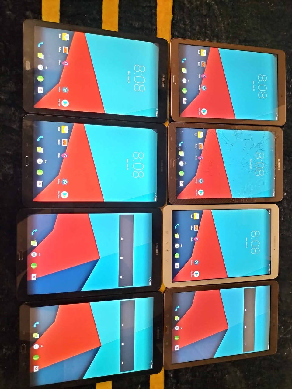 ژ.م : *********** نرخ هەمووی 180 هەزار و مەعامەلە 
٨ دانە تەبلێتی سامسۆنگ مۆدێل Samsung Galaxy Tab E هەمووی بە یەکەوە ئەفرۆشم 
هەموویان پاکن تەنیا 1 دانەی جامی سەری شکاوە وێنەم داناوە بەڵام کار ئەکات
سیستەمی هەموویان بەرزکراوەتەوە بۆ Android 7.1.2 هەموو جۆرە بەرنامەیەکی پێویست ( فەیسبووک، تیلیگرام، و بەرنامەکانی خوێندن یوتوب تەنیا لە گۆگڵ کار ئەکات) بەبێ کێشە دەخوێنێتەوە و کار دەکات.
پەیوەندی: ٧ دانەی سیمکارتی هەیە یەکسان بێ سیمکارت
شاشە: ٩.٦ ئینج، زۆر گونجاو بۆ منداڵان، خوێندن، یان بۆ سیستەمی مارکێت و کافتریاکان أربيل, العراق
