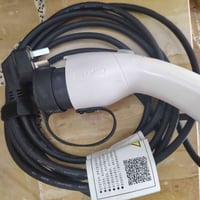 شاحنة بي واي دي الأصلية تجي وية السيارة 8امبير للبيع سعرها 100  078386...