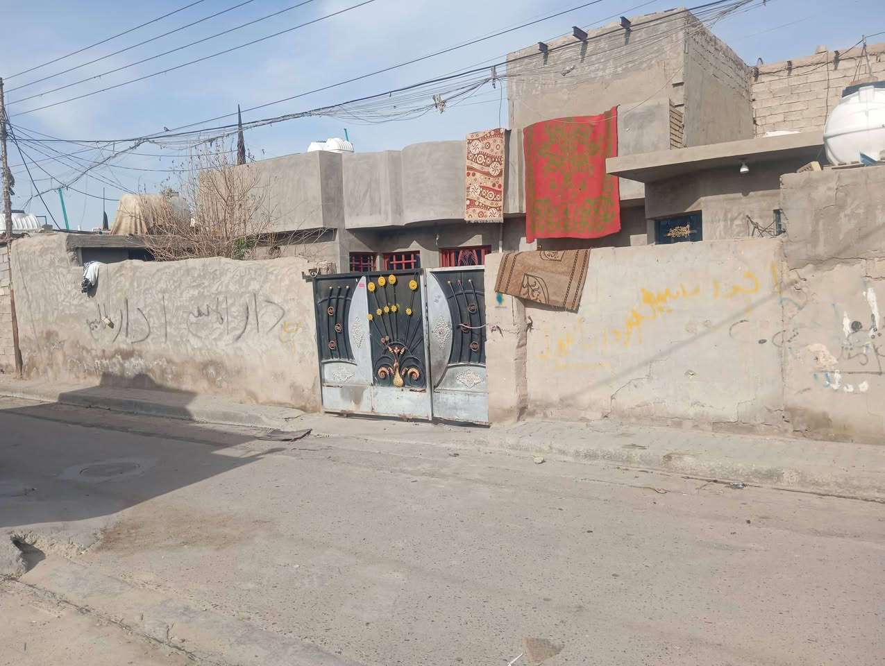 سلام عليكم دار بيت البيع مساحه 400مكان حي رباب  تابعه حي نصر  شارع بحيره ***********
