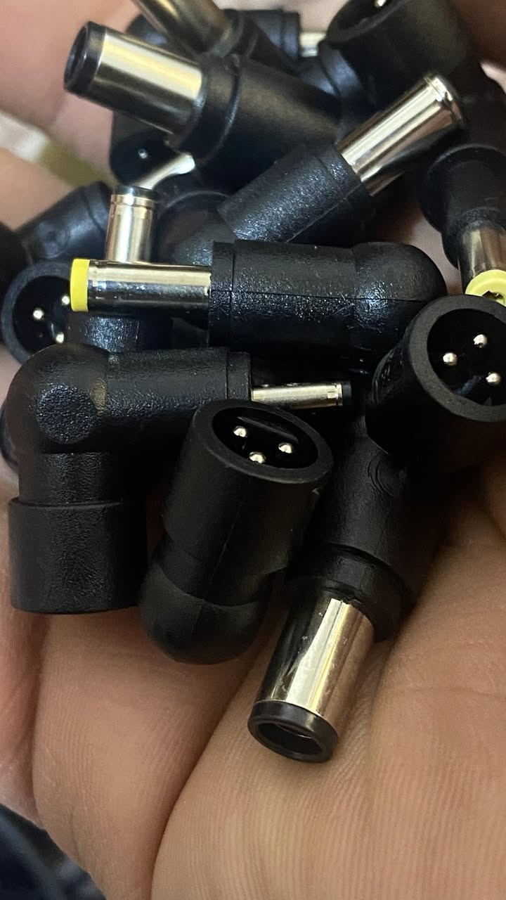 شاحنه جوكر ١٩.٥ فولت 
وياه ١٥ تحويله ابره يعني اشغل كل نواع الفييش الابره الي تفيده يرلسلني ويدلل


**إذا كنت صاحب هذا الإعلان وتريد حذفه لأي سبب، رجاءا أرسل رسالة إلى الدعم الفني**