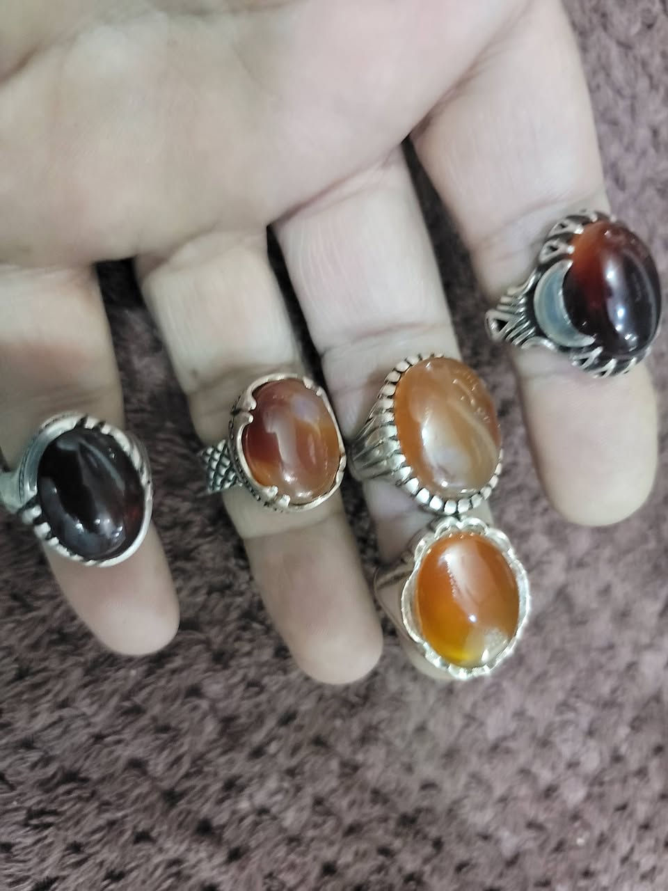 السلام عليكم للبيع 5خواتم عقيق يماني بصياغه ثقيله البحرين
مكاني بغداد البلديات
***********
