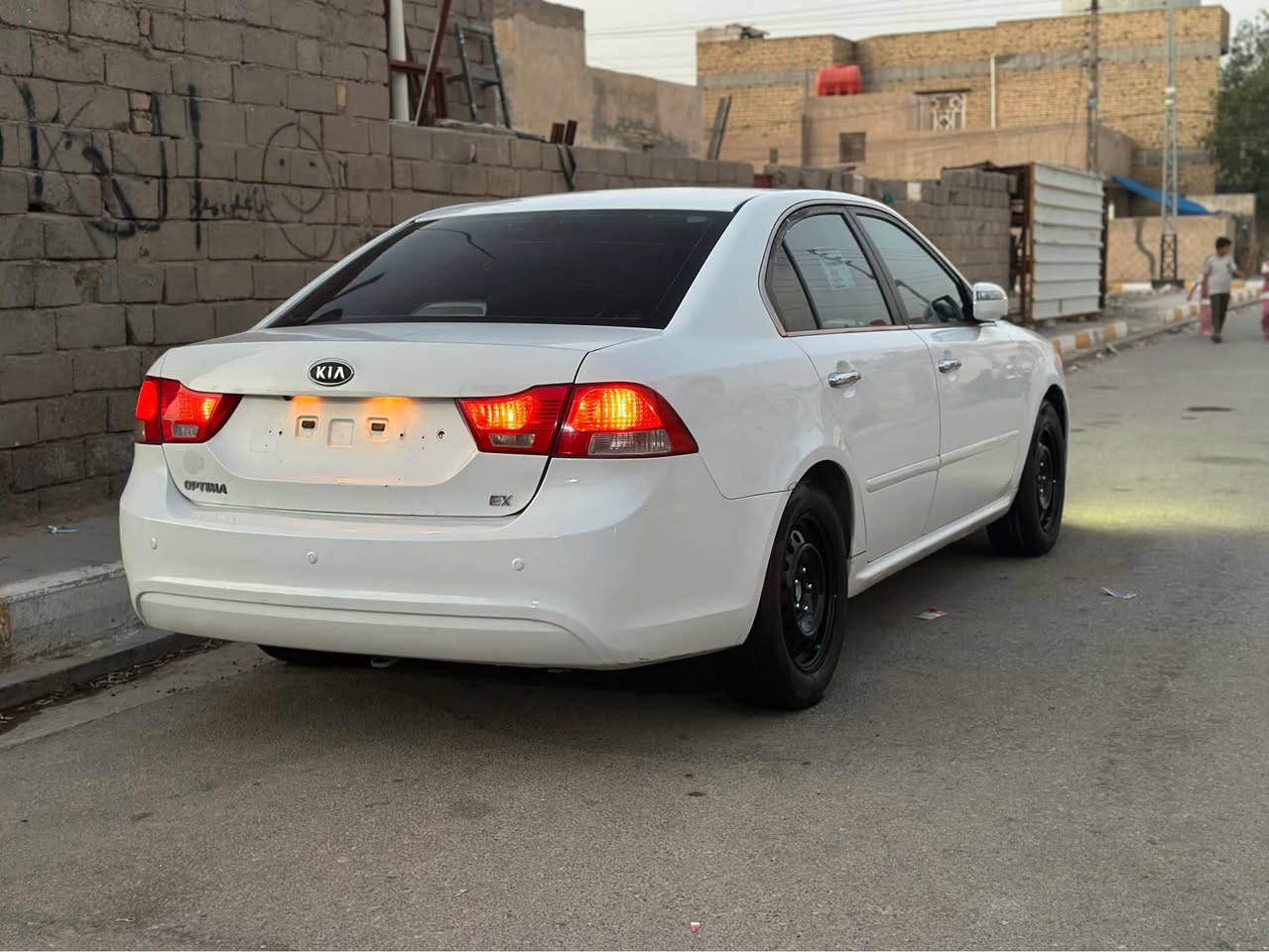 السلام عليكم 
كيا اوبتيما موديل 2010 خليجي رقم كربلاء دولي سنويه لل 2030 
سياره جاهزه مكينه 2000 دوش وكير و حداده و تبريد وتخم ويل وتاير ما عايزه شي داخل عسلي شاشه وكامره وحساس خلفي اشاره بالمرايه و المري شفط و خمس تجاوي لايت زنون بيها رشات بخشم الجاملغ الامامي و بالباب الخلفي و مقدمه البنيد يعني شي بسيط و صور قبل الصبغ عندي 
السعر 110 وبيها مجال قليل 
الي تعجبه يتصل واني بالخدمه
 مكاني الناصريه / الغراف 
*********** ناصرية, ذي قار

