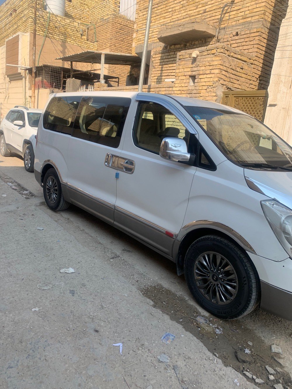 سياره ستاركس موديل 2016 مفتوح جديد سياره شكل جديد بيه صبغ الباب السلايت وجاملع الخلفي بدون معجون مصفره هيه وضريبه وغرامات قبل اسبوع حولت الرقم 