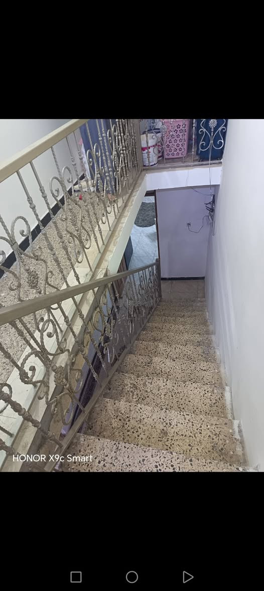 السلام عليكم بيت للبيع مساحة 150متر واجهة 6يحتوي على 4غرفة نوم وصالةومطبخ وخدمات بيت  نظيف سند مستقل موقع ممتاز شهداء البياع خلف جامع الكبيسي الاستفسار على هذا الرقم ***********
