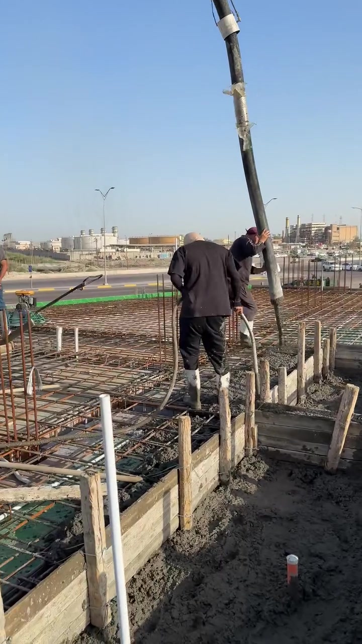اللهم صل على محمد وآل محمد 

تم بحمدالله صب سقف بناية مساحة 250م للمكتب المهندس للمقاولات العامة وتم صب سقف منزل مساحة 150م في منطقة الطوبة والنخيلة للشركة الامتياز للمقاولات العامة والتصاميم الهندسية 
تم الصب بقوة انضغاط C35 حقيقي.  
 
#للصب_المركزي_الجاهز في جميع مناطق البصرة 

                     للتواصل ***********

🔴 اهم مواصفات الكونكريت لدينا:-  

1-جميع المواد ( الحصى والرمل والاسمنت ) مفحوص مختبرياً 

2- الماء المستخدم في الخلط RO وخاضع للفحص .

3- المواد المضافه تكون حسب الطلب ومستورده من اوربا .

4- معاملنا فوول اوتاماتيك .

▪️ الانتاج والاشراف من قبل كادر هندسي من ذوي الخبره

المعمل يحتوي على 5 بم {43,42,36,34,34} ويحتوي على 16 خباطة 

اهلاً وسهلاً بجميع الأخوة المهندسين والمقاولين والنجارين 
أسعار ترضي الجميع ان شاء الله 

حسين المنصوري #للكونكريت_المركزي_الجاهز
مدير التجهيز لشركة بلاد الفهد
 
ونسأل الله التوفيق للجميع يارب ‏
