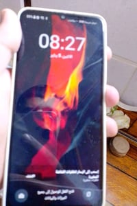 موبايل ريلمي بحالة ممتازة ومغطى بجراب أزرق أنيق. تم الحفاظ عليه بعناية...