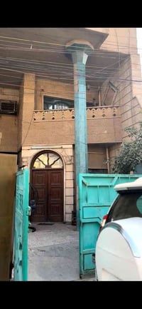 بيت ١٠٠ متر طابقين للبيع ...البيت كامل يحتاج ترميم ..عظمه قوي ..عالي ع...