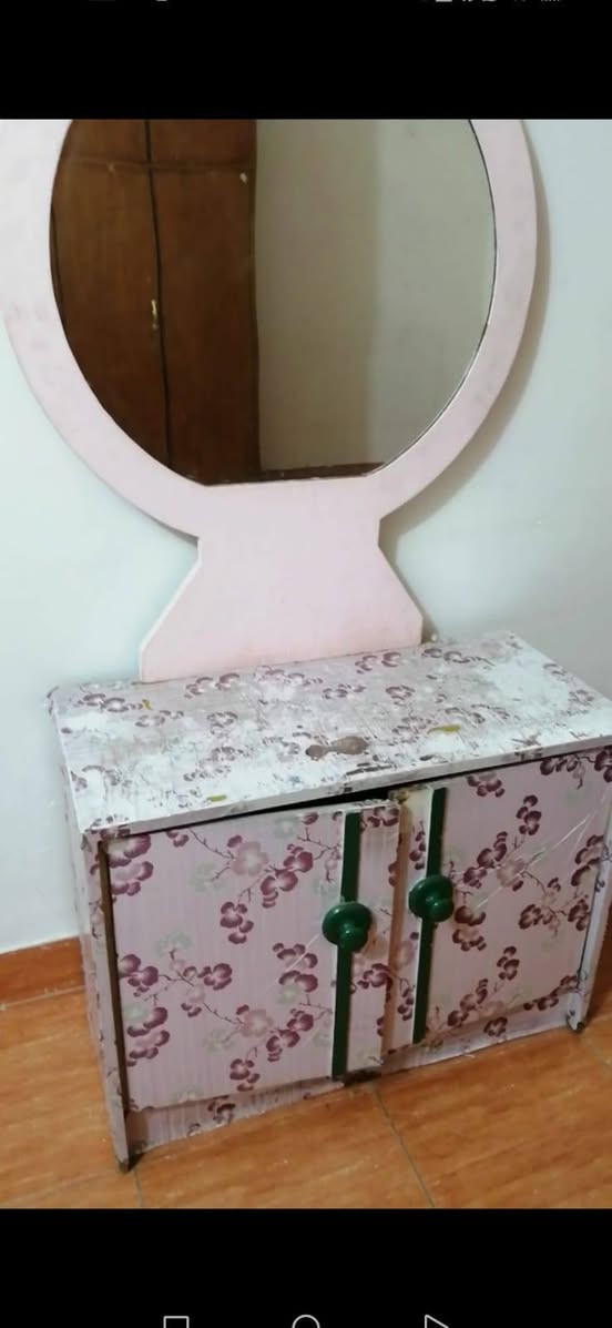 للبيع بالغزاليه ***********
٢بوفيات صاج الوحده ب٦٠
تخم ٧مقاعد ١٢٥ 
كنتور ٤بوب صاج ١٠٠
ميز تواليت بناتي ٣٥
