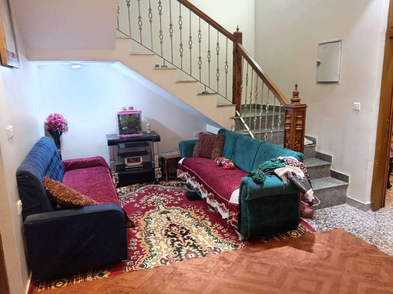 السلام عليكم من رخصت أخوية الأدمن عندي ١٧١م للبيع 📢 مع اثااااث 📢واجة ٨م نزال ٢١.٣٠م بيت جديد بي كراج حديقة مدخلين مدخل مطبخ مدخل صالة جلسة ٢نوم وخدمات منوار اثنين طابق الثاني ٤نوم خدمات مطبخ من ضمن الغرفة سويت كامل الطابق الثالث بيتونة مخزن وسطحين الموقع القاهرة الظباط خلف سنابل لبنان قريب روضة البراعم مربع الذهبي لضباط القاهرة أستفسار على رقم 
***********
