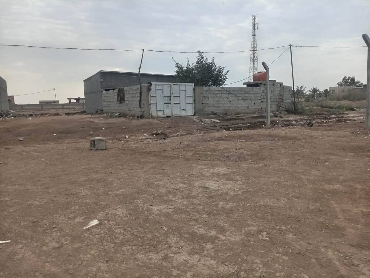 السلام عليكم دار لبيع مساحه ٢٥٠ م  رباط كونكريت 
يحتوي ع غرفتين وصاله ٤ /١٠مع  حمامات وحديقه بيت مال عائله وحده مع كافه الخدمات مولد خط يبعد عن مدرسه ٢٠٠ م  / المكان صويره في قريه العزه قرب محطه شرق البصره الاستفسار ***********
