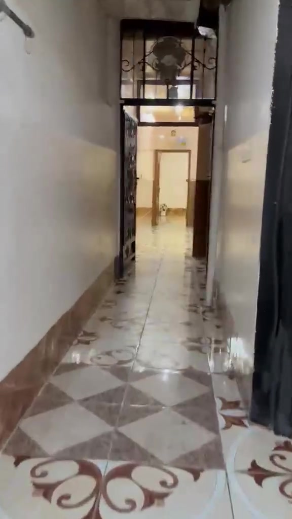 دار للبيع كركوك حي النصر الثانيه قرب مدرسة الفردوس البيت بي ثلاث غرف نوم اثنين جوه وحده فوك مع استقبالين ومطبخين وصحيات فوك وجوه فول مواصفات مع منور وحديقه صغيره حته الصطح كاشي شارع عريض 20متر طابو صرف تحويل مباشر بناء حديث السعر 145 مليون وبي مجال الشراي يتصل ***********
