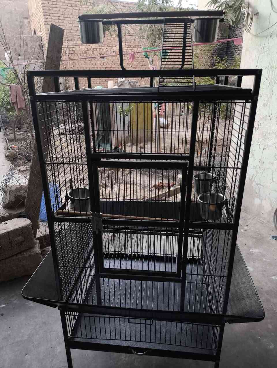 السلام عليكم  قفص جبير وجديد لمحبي البغبغاء  قفص كلش حلو ودرجه أولى. سعره فقط ورقه الي يحب يدخل خاص  وياخذه  أو يتصل ع هذا الرقم ***********
